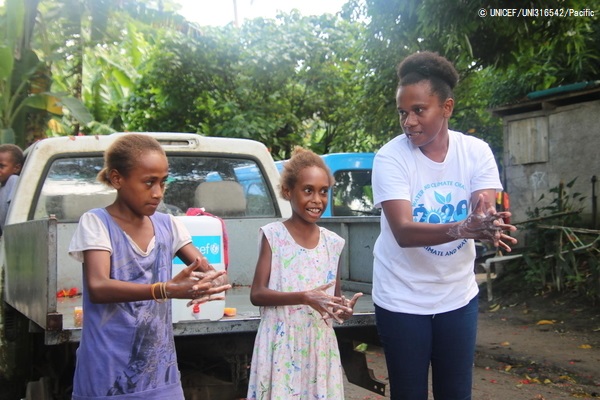 正しい手洗いの実演をするバヌアツの子どもたち。(2020年4月1日撮影) © UNICEF_UNI316542_Pacific