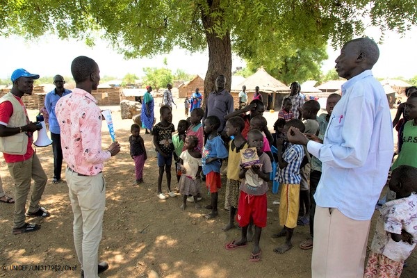 © 南スーダンで地域住民に新型コロナウイルスについて周知する様子。(2020年4月2日撮影) © UNICEF_UNI317962_Chol 