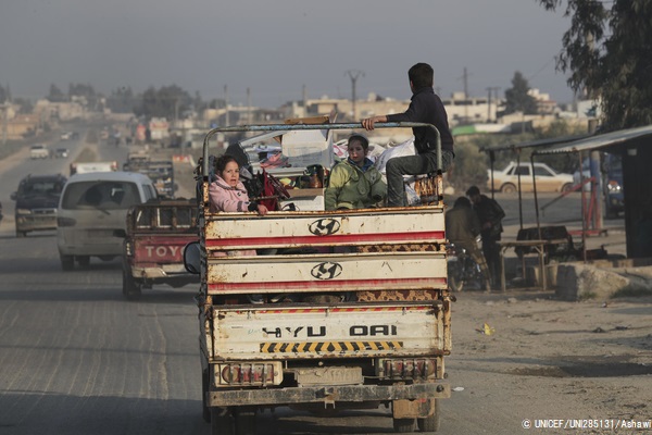 激化する紛争から逃れ、イドリブ南部からアレッポ県北部のアザズ地区にトラックの荷台に乗って避難する家族。(シリア、2020年1月27日撮影) © UNICEF_UNI285131_Ashawi