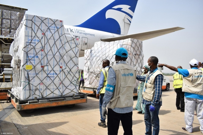 APMターミナルズから資金提供を受けた航空機で届けられた重要な医療物資。(2020年4月16日撮影) © UNICEF_UNI322102_