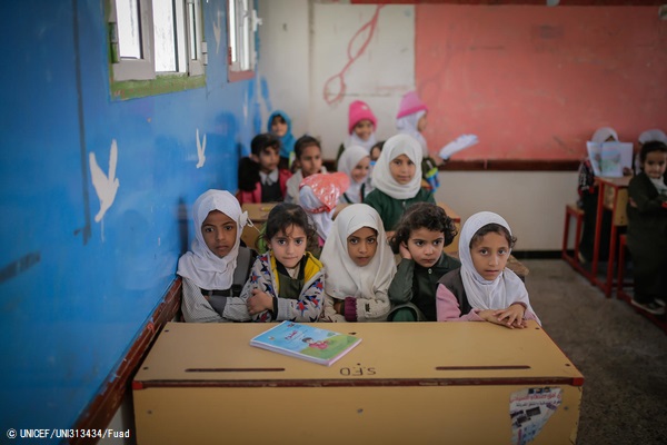 サヌアにあるユニセフが支援する学校で授業を受ける子どもたち。(イエメン、2020年2月3日撮影) © UNICEF_UNI313434_Fuad