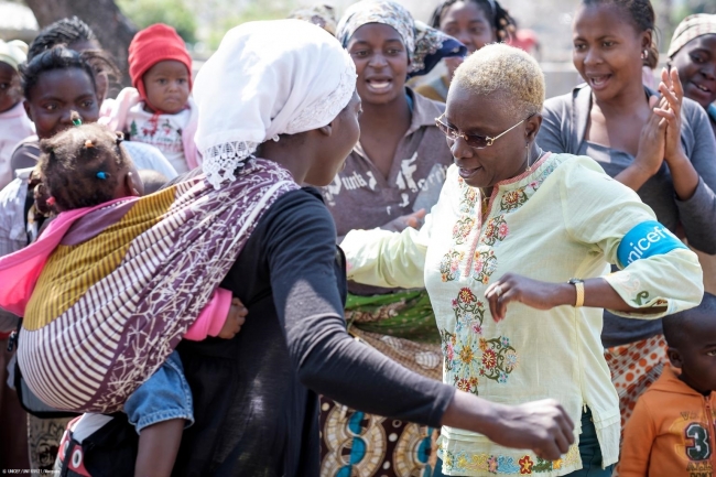 母親たちに栄養教育を行うための集会の中で、赤ちゃんを背負ったお母さんと一緒に踊るアンジェリーク・キジョー大使。(モザンビーク、2014年4月撮影) © UNICEF_UNI169521_Marques