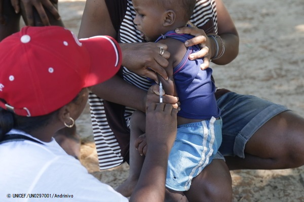 マハジャンガで行われた、はしかの予防接種キャンペーンの様子。(マダガスカル、2019年4月撮影) © UNICEF_UN0297001_Andrinivo