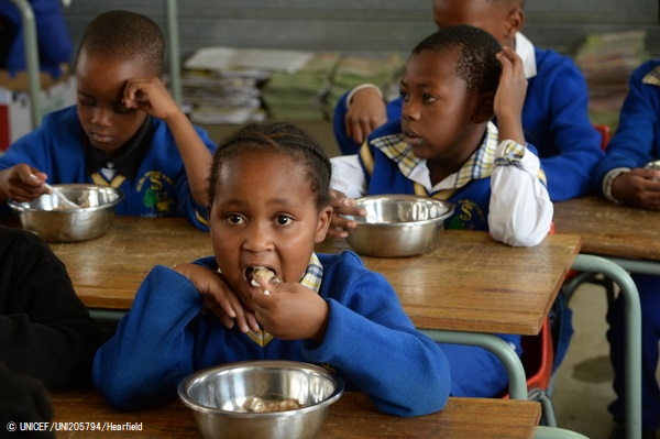 ハウテン州・シャープビルにある小学校で、温かい給食を食べる2年生の生徒たち。(南アフリカ共和国、2019年9月撮影) © UNICEF_UNI205794_Hearfield