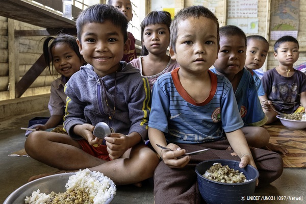 サラワン県・タオイ郡にある小学校で、給食の時間に栄養豊富な食事をとる子どもたち。(ラオス、2019年3月撮影) © UNICEF_UN0311097_Verweij
