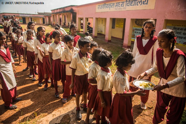ジャールカンド州・ラーンチーにある政府のモデル校で、列に並んで給食を受け取る子どもたち。(インド、2019年9月撮影) © UNICEF_UNI207854_Katragadda
