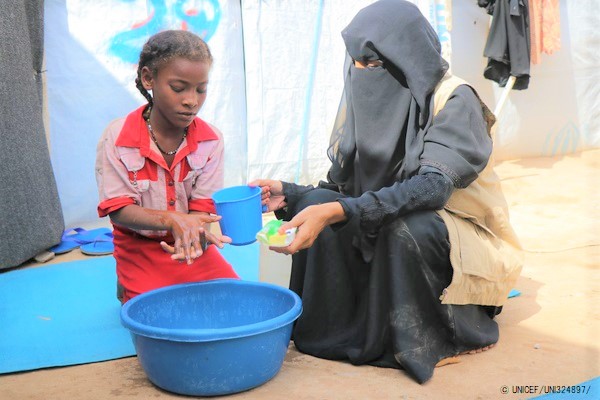 国内避難民キャンプで正しい手洗いの方法を教えてもらうエスラムさん。(2020年2月9日撮影) © UNICEF_UNI324897_