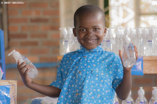 ユニセフから届いたアルコール消毒液のボトルを持つビンセントくん。(ルワンダ、2020年5月4日撮影) © UNICEF_UNI328063_
