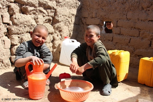 石けんを使って手を洗うヘラート国内避難民キャンプに滞在する子どもたち。ユニセフの支援により、石けんを使った20秒以上の手洗いの実践が可能になった。(アフガニスタン、2020年4月26日撮影) © UNICEF_UNI325467_Ghafary