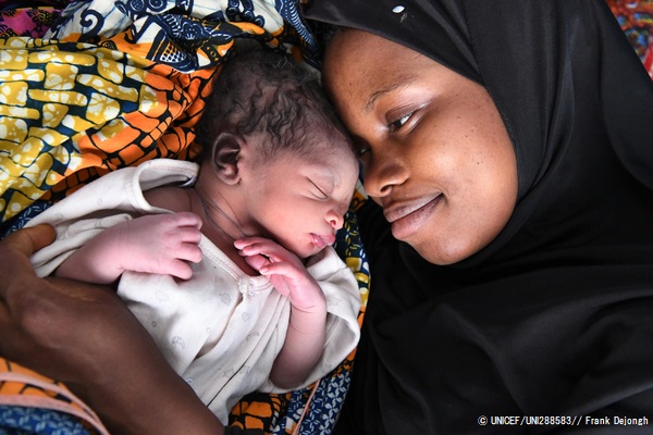 北東部オディエンネの保健所で生まれたばかりの息子に寄り添う母親。(コートジボワール、2020年2月11日撮影) © UNICEF_UNI288583_Frank Dejongh