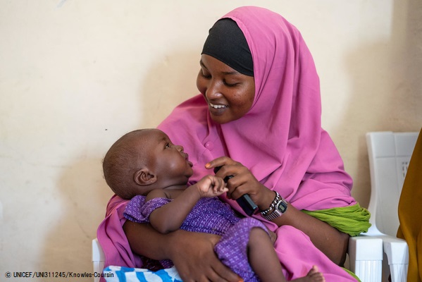 モガディシュにある妊産婦と子どもを対象とした保健クリニックで、娘と遊びながら健診を待つ母親。(ソマリア、2020年3月5日撮影) © UNICEF_UNI311245_Knowles-Coursin