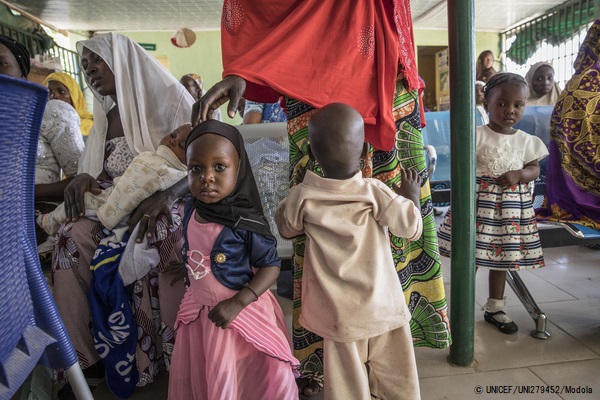 北東部ヨラの保健クリニックで予防接種を待つ子どもたち。(ナイジェリア、2020年1月15日撮影) © UNICEF_UNI279452_Modola
