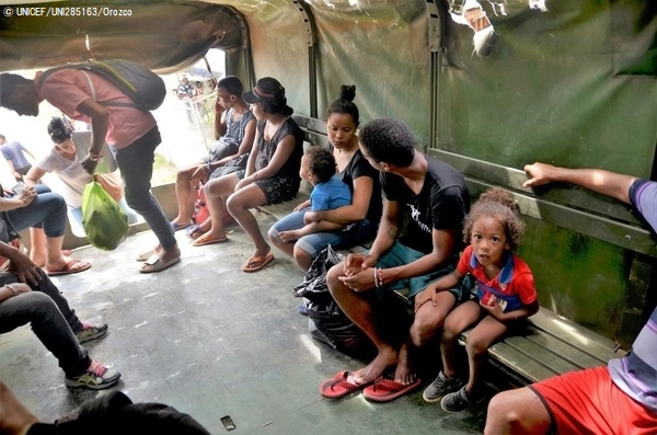 パナマへの入国が許されず、トラックで強制送還されるキューバ人家族とラテンアメリカから来た移民の人たち。(コロンビア) © UNICEF_UNI285163_Orozco