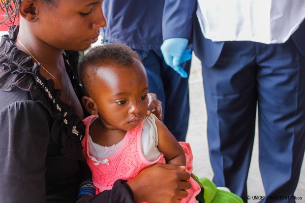 ユニセフが支援するキャンペーンで、はしかの予防接種を受ける生後7カ月のマリーちゃん。(2020年4月21日撮影) © UNICEF_UNI325341_Nkoy