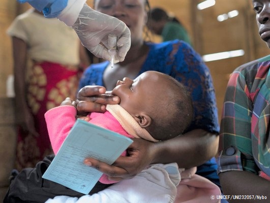 定期予防接種で経口ポリオワクチン(OPV)を投与される女の子。(2019年10月撮影) © UNICEF_UNI232057_Nybo