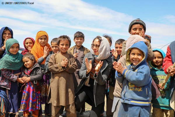 マザーリシャリーフのHazrat Bilal国内避難民キャンプに滞在する子どもたち。(アフガニスタン、2020年4月15日撮影) © UNICEF_UNI320903_Fazel