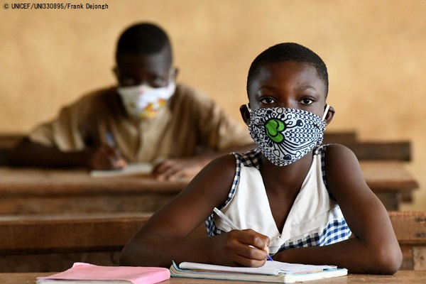サン・ペドロの小学校でマスクをつけて授業を受ける子どもたち。(コートジボワール、2020年5月18日) © UNICEF_UNI330895_Frank Dejongh