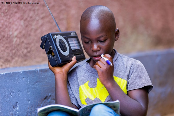 小学校が休校になり、ラジオ番組を通じて自宅で勉強する11歳の男の子。(ルワンダ、2020年4月9日撮影) © UNICEF_UNI319836_Kanobana