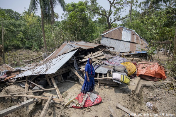 昨年の同時期にサイクロン「ファニ」の被害を受け、破壊された自宅を片付ける女性。(バングラデシュ、2019年5月撮影) © UNICEF_UN0310442_Asad_AFP Services