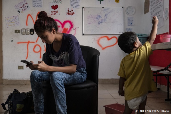 タパチュラにある同伴者のいない移民の女の子のための施設で、1歳の息子と人道ビザの発給を待つ17歳のマリアさん(仮名)。(メキシコ、2019年1月撮影) © UNICEF_UN0278771_Bindra
