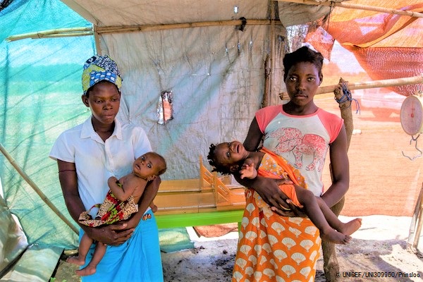 子どもに栄養不良の検査を受けさせるため、Ndjenja避難民キャンプにあるユニセフの保健所を訪れた母親たち。(モザンビーク、2020年2月28日撮影) © UNICEF_UNI309960_Prinsloo