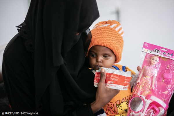 サヌアの病院で、すぐに食べられる栄養治療食(RUTF)を口にする1歳半のマゼンちゃん。(イエメン、2020年2月5日撮影) © UNICEF_UNI312482_Alghabri