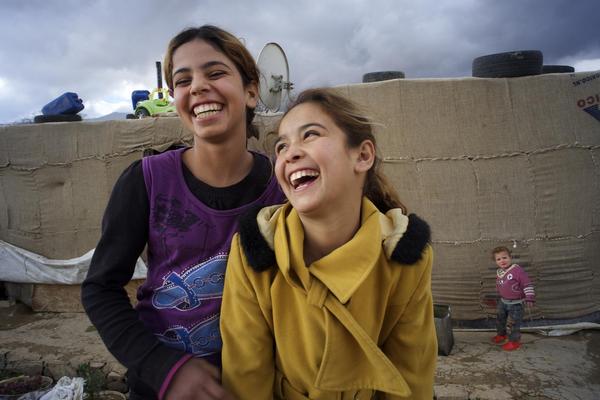 レバノンの非公式テント居住区に身を寄せる女の子。© UNICEF/NYHQ2013-1424/Shehzad Noorani