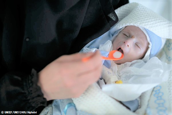 重度の栄養不良にかかり、サヌアの病院で治療を受ける生後4カ月のシュアイブちゃん。(2020年2月5日撮影) © UNICEF_UNI312495_Alghabri