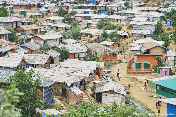 多くの人が密集して暮らす難民キャンプ。ちょうど1年前の訪問時、現地ではすでに雨季が始まり、厳しい生活環境を目の当たりにした。 © 日本ユニセフ協会_2019_tetsuya.tsuji