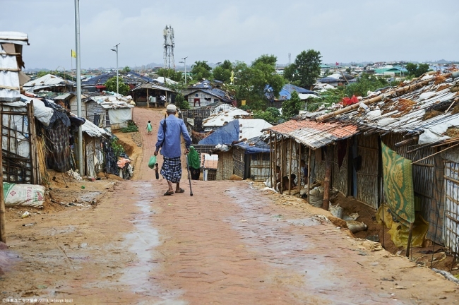 多くの人が密集して暮らす難民キャンプ。ちょうど1年前の訪問時、現地ではすでに雨季が始まり、厳しい生活環境を目の当たりにした。 © 日本ユニセフ協会_2019_tetsuya.tsuji