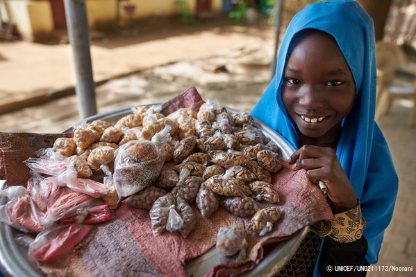 カードゥクリーの町でお菓子を売る女の子。(スーダン、2018年3月撮影) © UNICEF_UN0211173_Noorani