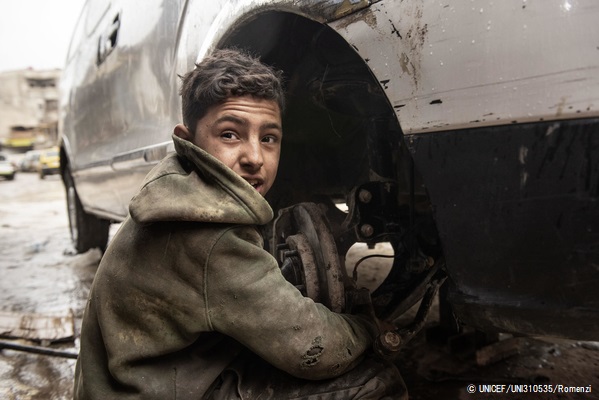 学校を辞め、2年前から自動車整備店で働いている13歳のイマドくん。7人家族の長男で、イマドくんが稼いだお金だけが家族の収入源になっている。(シリア、2020年2月撮影) © UNICEF_UNI310535_Romenzi