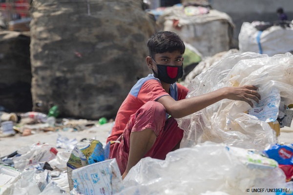 COVID-19などの感染症のリスクに晒されながら、ダッカのごみ捨て場で有害なプラスチックごみを集める12歳の男の子。ロックダウンで苦しむ家族を助けるために働いている。(バングラデシュ、2020年5月12日撮影) © UNICEF_UNI335716_