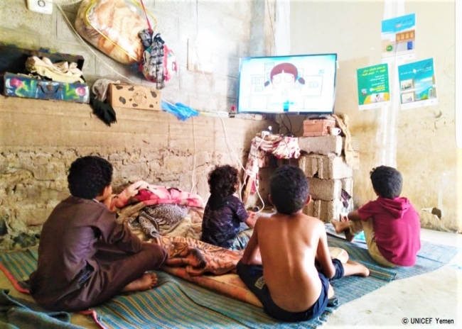 COVID-19啓発のためのアニメを見る子どもたち。© UNICEF Yemen