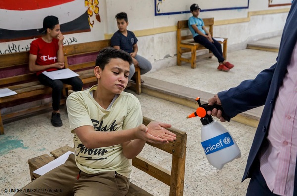 ミニヤー県にある高校で、課題の受け渡しをする間に手を消毒する男の子。(エジプト、2020年5月11日撮影) © UNICEF_UNI329197_Mostafa