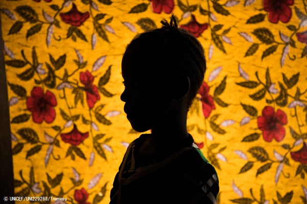 トンコリリ地区の学校で教師から性的虐待を受けた7歳のサレーさん(仮名)。ユニセフの支援でカウンセリングなどを受けている。(シエラレオネ、2019年11月撮影) © UNICEF_UNI229288_Tremeau
