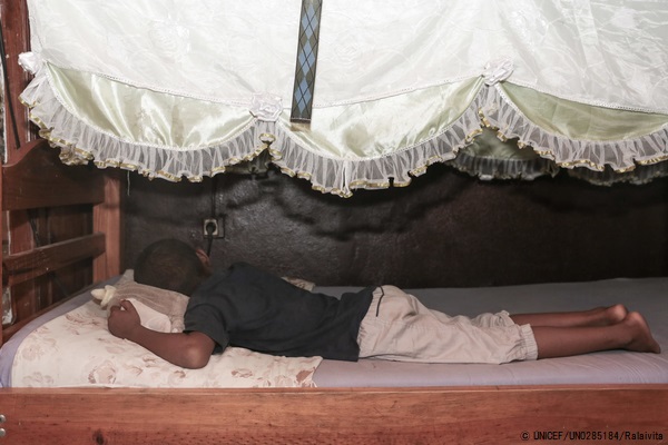 母親から繰り返し身体的虐待を受けた経験をもつ8歳のマヘリーくん。(マダガスカル、2019年2月撮影) © UNICEF_UN0285184_Ralaivita