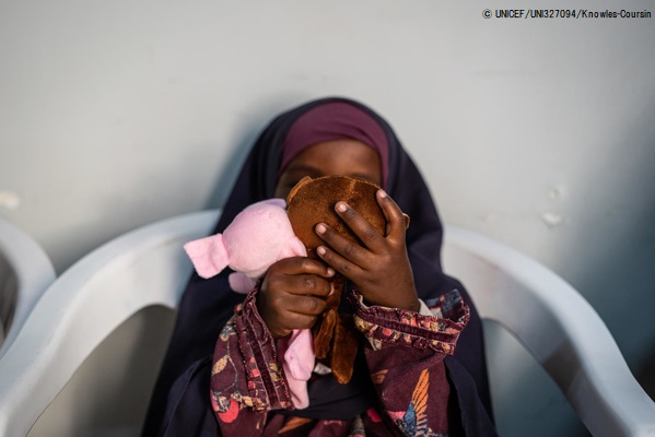 モガディシュにあるソマリアの女性のための開発センターで、おもちゃで遊びながらカウンセリングを待つ女の子。この施設では、性的暴力を受けた経験のある女性や子どもたちの心のケアを行っている。(ソマリア、2020年3撮影) © UNICEF_UNI327094_K