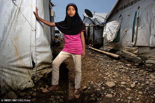 紛争から逃れ、マラウィ(Marawi)郊外にある避難所の仮設住居の横に立つ12歳の女の子。(フィリピン、2019年9月撮影) © UNICEF_UNI212452_Kokic