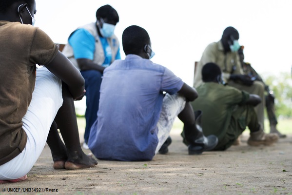 武装グループから解放された15-17歳の子どもの兵士。(南スーダン、2020年5月26日撮影) © UNICEF_UNI334921_Ryeng
