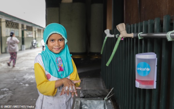ジャカルタにあるムスリムのための孤児院で、学校で習った歌に合わせた正しい手洗いを実践する7歳の女の子。(インドネシア、2020年5月撮影) © UNICEF_UNI337403_Veska