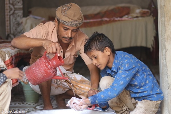 父親から正しい手洗いの方法を教えてもらう10歳の男の子。(イエメン、2020年6月9日撮影) © UNICEF_UNI343278_
