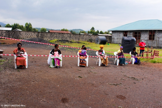ユニセフが支援するはしかの予防接種キャンペーンで、距離を保ちながら順番を待つ母親と子どもたち。(コンゴ民主共和国、2020年4月撮影) © UNICEF_UNI325343_Nkoy