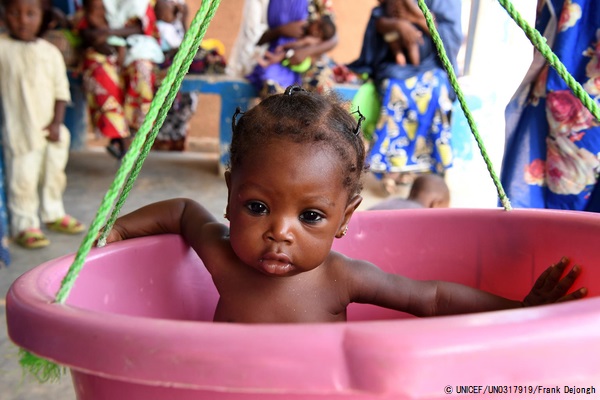 マラディの保健センターで体重測定を受ける女の子。(ニジェール、2019年5月撮影) © UNICEF_UN0317919_Frank Dejongh