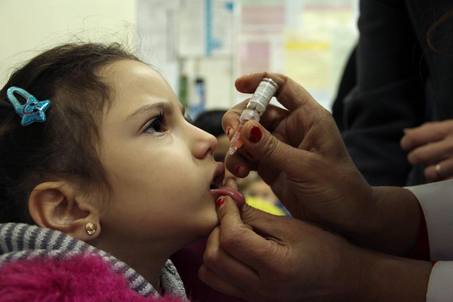 2012年12月、シリア・ダマスカスの保健センターでワクチンの投与を受ける女の子© UNICEF/NYHQ2012-1628/Bassel Halabi