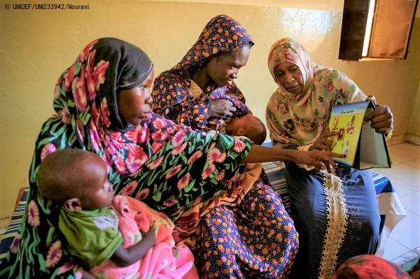 エル・ファーシルの栄養不良の子どもたちのためのセンターで、母乳育児や栄養ある食事、保健衛生の大切さについて、カウンセラーから話を聞く重度の栄養不良の子どもを持つ母親たち。(スーダン、2019年11月撮影) © UNICEF_UNI233942_Nooran