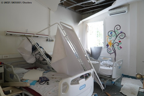 大規模爆発の被害を受け破壊された病院。 (2020年8月6日撮影) © UNICEF_UNI356601_Choufany