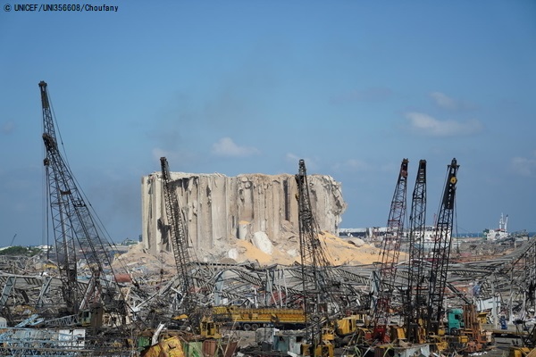 大規模爆発の被害を受けたベイルート港。(2020年8月6日撮影) © UNICEF_UNI356608_Choufany
