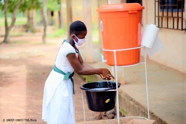休み時間が終わり教室に戻る前に手を洗う女の子。(ガーナ、2020年7月22日撮影) © UNICEF_UNI357796_Buta