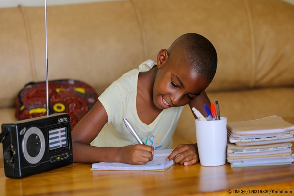 学校が休校になり、毎日ラジオを通じて小学3年生の授業に取り組む10歳の子ども。(ルワンダ、2020年4月撮影) © UNICEF_UNI319830_Kanobana